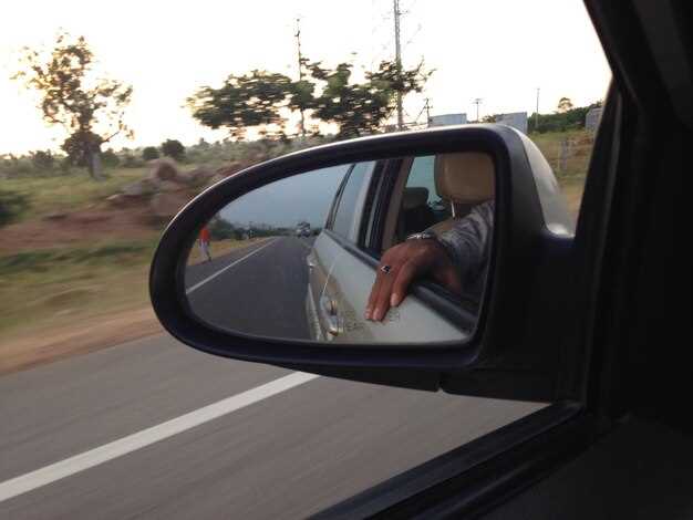 Откручивание крепёжных винтов или клипс