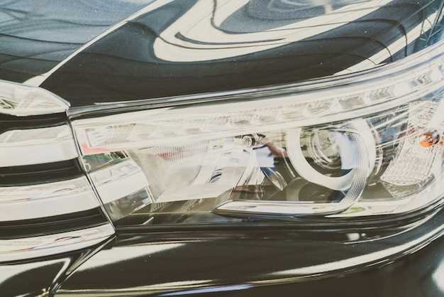 Как отключить старые лампы и извлечь их из корпуса фары