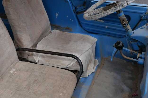 Инструменты для работы: пила, шуруповерт, клей, швейная машинка и материалы для обшивки