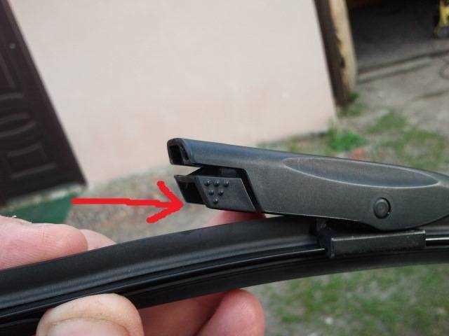 Подъем и фиксация щеток на автомобиле