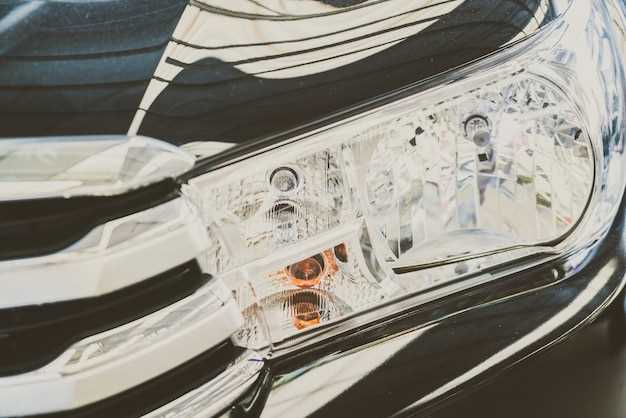 Процесс снятия старых ламп без повреждений фар