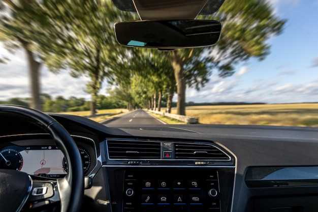 Функции автоматического паркинга и управление через мобильное приложение