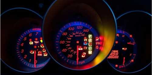 gorit-vosklitsatelnij-znak-na-paneli-priborov-mazda-3