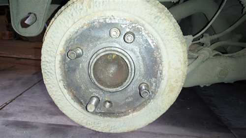 zamena-zadnix-kolodok-na-kia-pikanto-2007-goda
