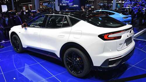 Форд анонсировал паркетник с европейским купеобразным кузовом и гигантским экраном в салоне