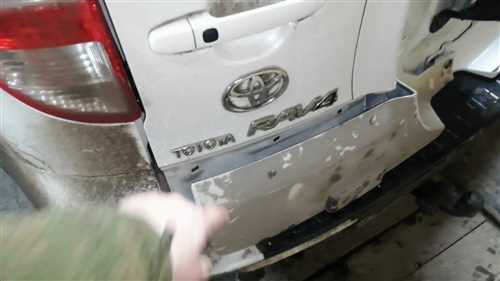 kak-snyat-obshivku-zadnej-dveri-tojota-rav-4