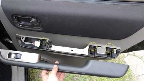 kak-snyat-perednyuyu-ruchku-dveri-nissan-x-trejl-t31-naruzhnuyu