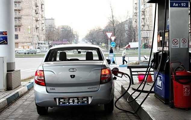 lada-vesta-kak-ponyat-skolko-topliva-ostalos